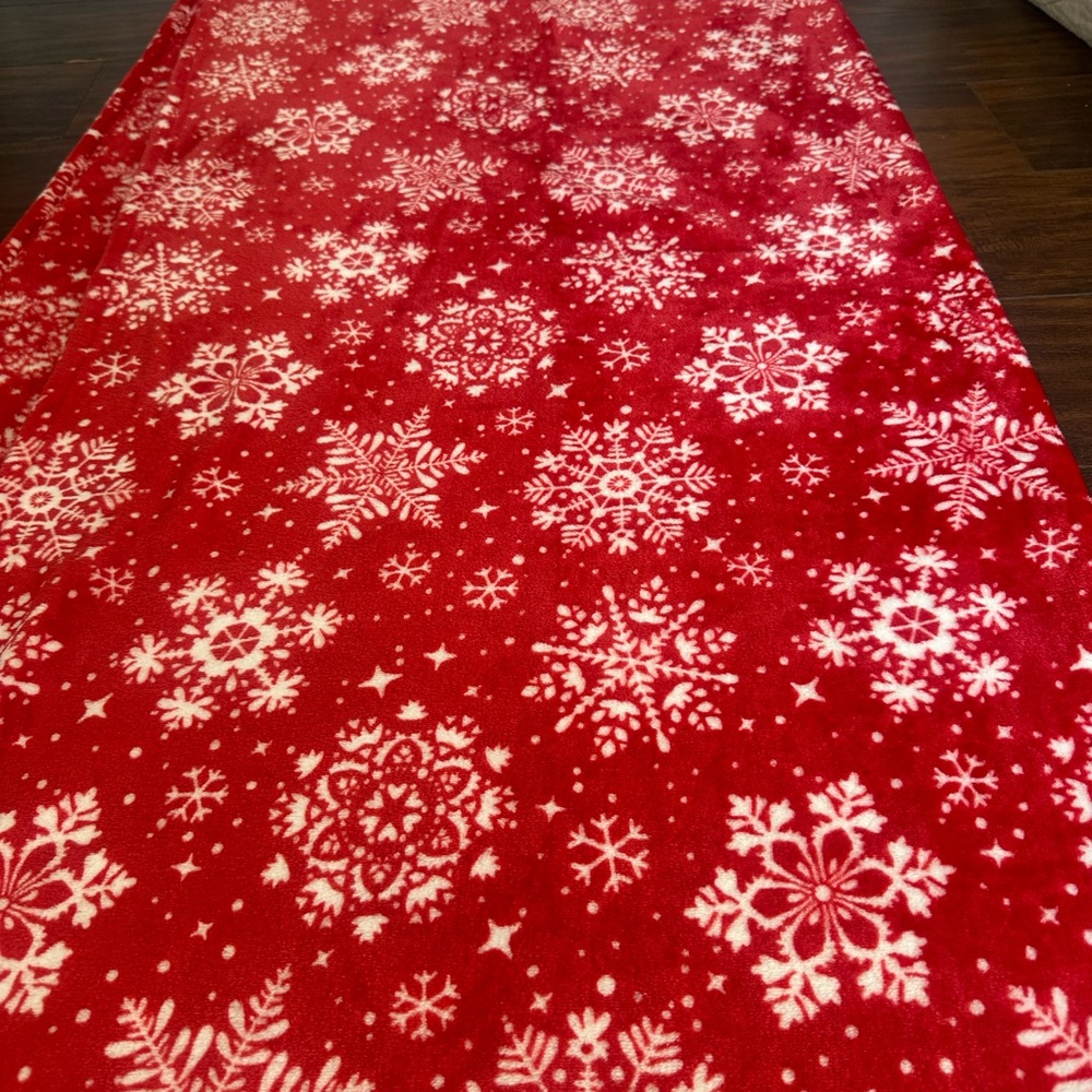 Red Snowflake Patterned blanket - Picture 2 of 3
